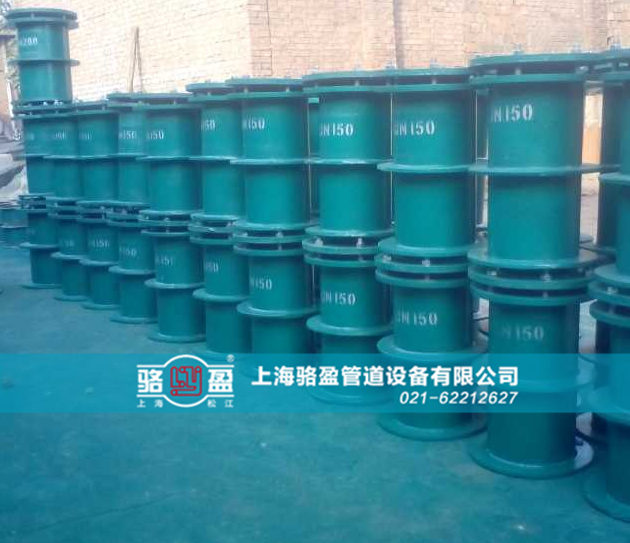 大口徑<a href=http://www.m.yw25je.com target=_blank class=infotextkey>防水套管</a>噴漆現(xiàn)場